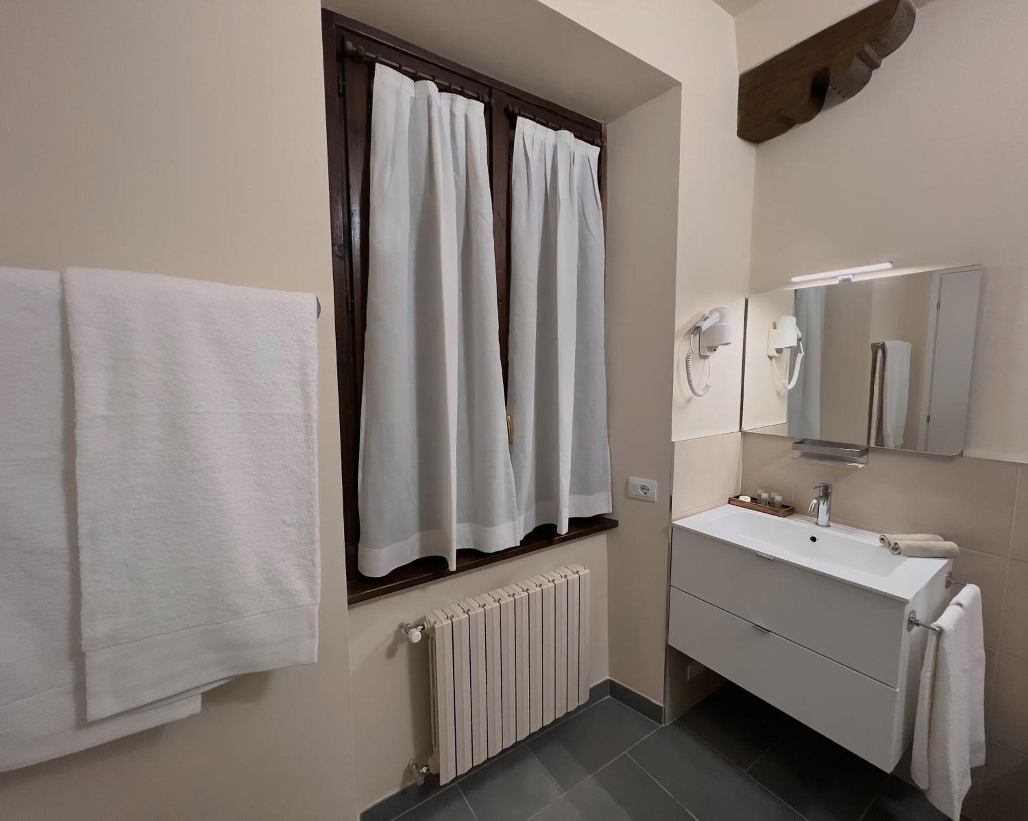 ホテル Dimora Conte Cavour ヴェルチェッリ 部屋 写真